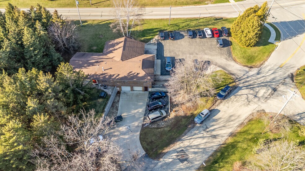 More Photos Of 645 Hawthorne Dr, Omro Veterinarian Kennel For Sale