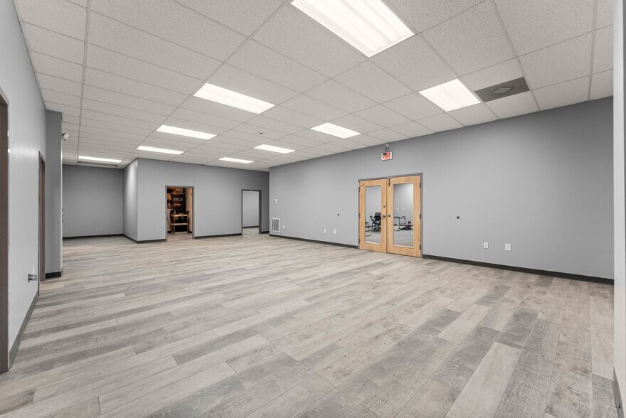 More Photos Of 3917 Old Flowery Branch Rd, Oakwood Flex For Lease
