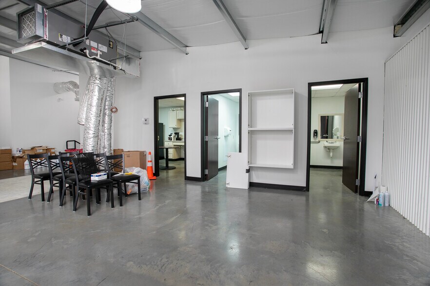 More Photos Of 4285 Hwy 31 W, Tyler Showroom For Lease