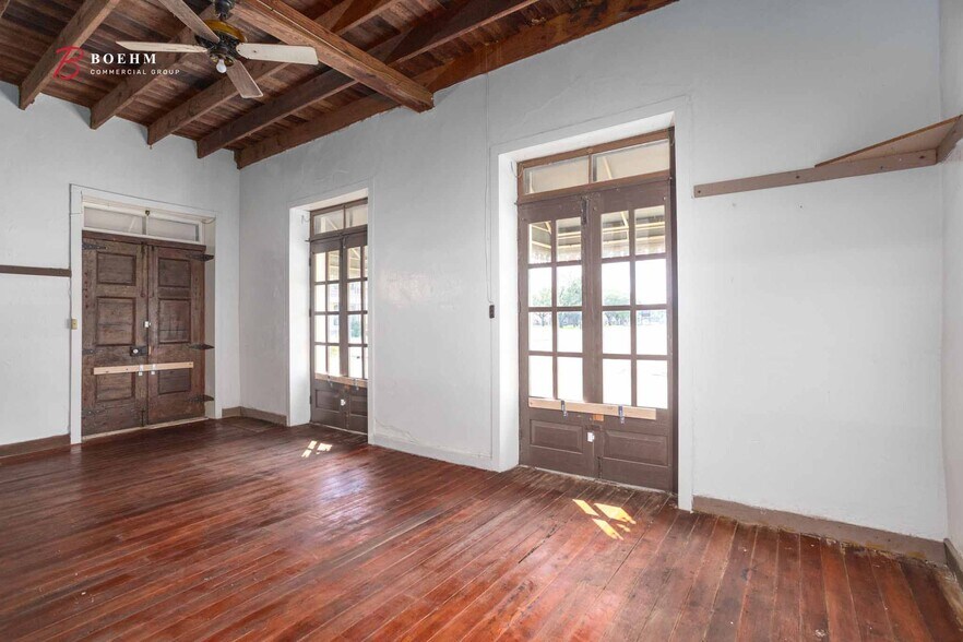 More Photos Of 514 Paris St, Castroville Storefront Retail Office For Sale