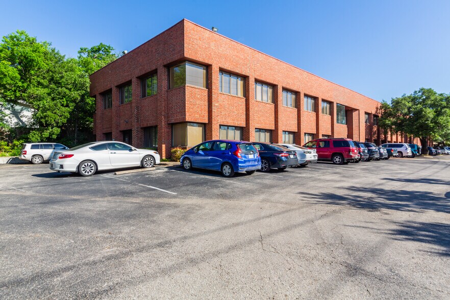 More Photos Of 5750 Balcones Dr, Austin Medical For Sale