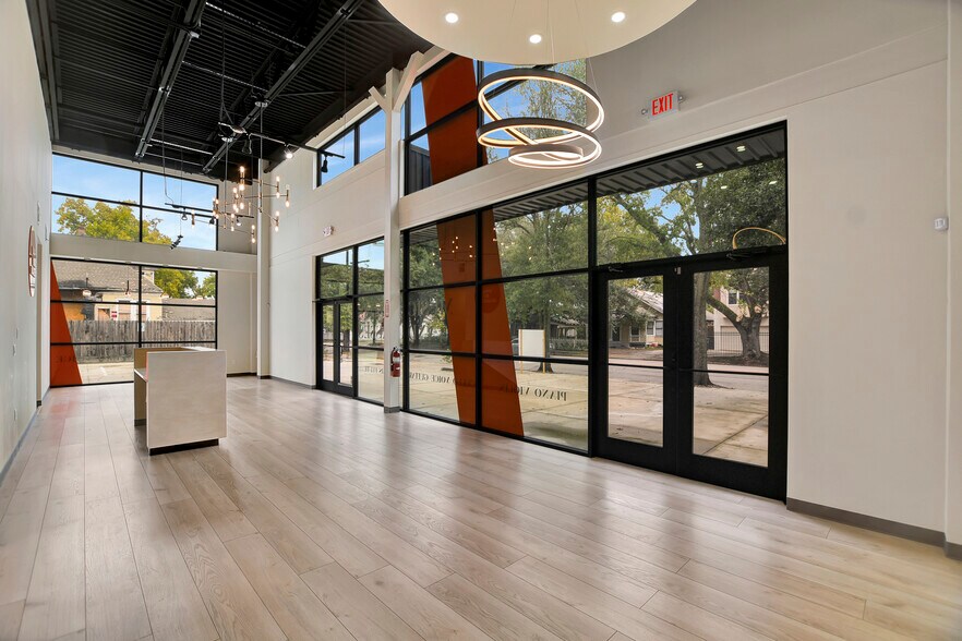 More Photos Of 1009 Yale St, Houston Freestanding For Lease