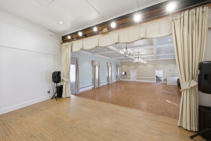 More Photos Of 43 Naubuc Ave, Glastonbury Flex For Sale