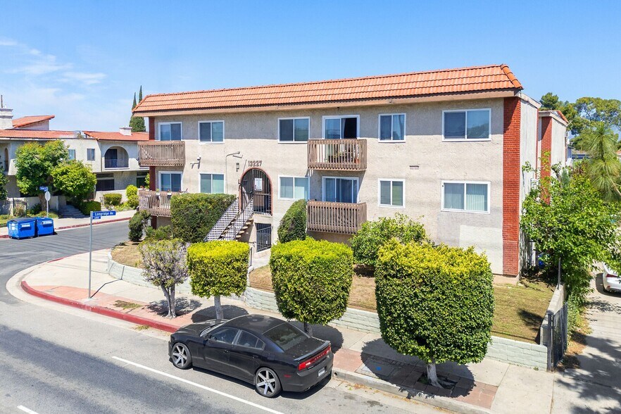 Primary Photo Of 13227 Vanowen St, North Hollywood Apartments For Sale