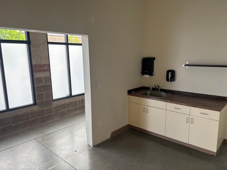 More Photos Of 63056 NE Lower Meadow Dr, Bend Light Distribution For Lease