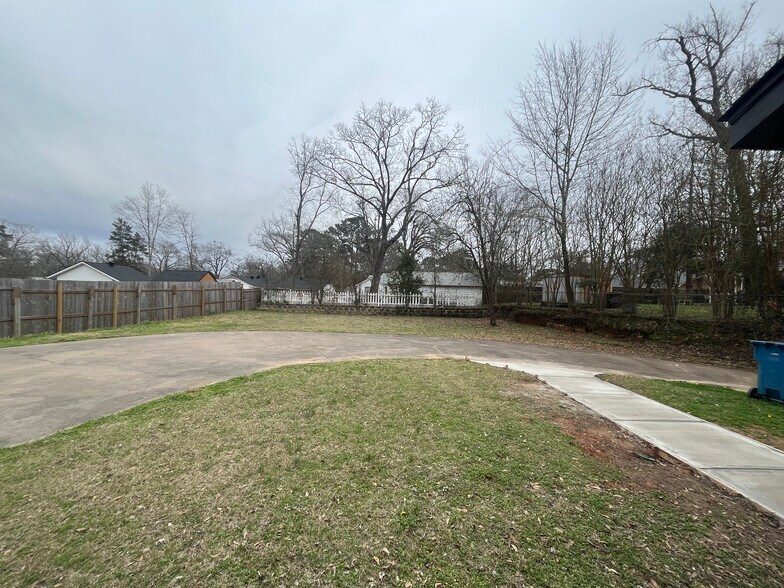 More Photos Of 404 N Henderson Blvd, Kilgore Office For Lease