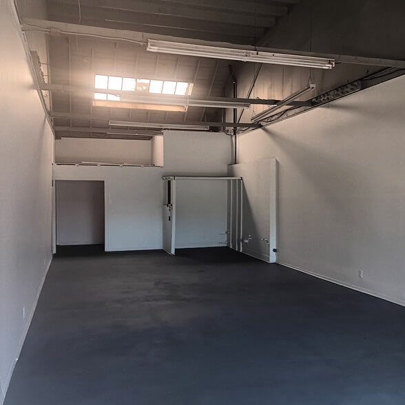 More Photos Of 1051 W Washington Blvd, Los Angeles Storefront For Lease