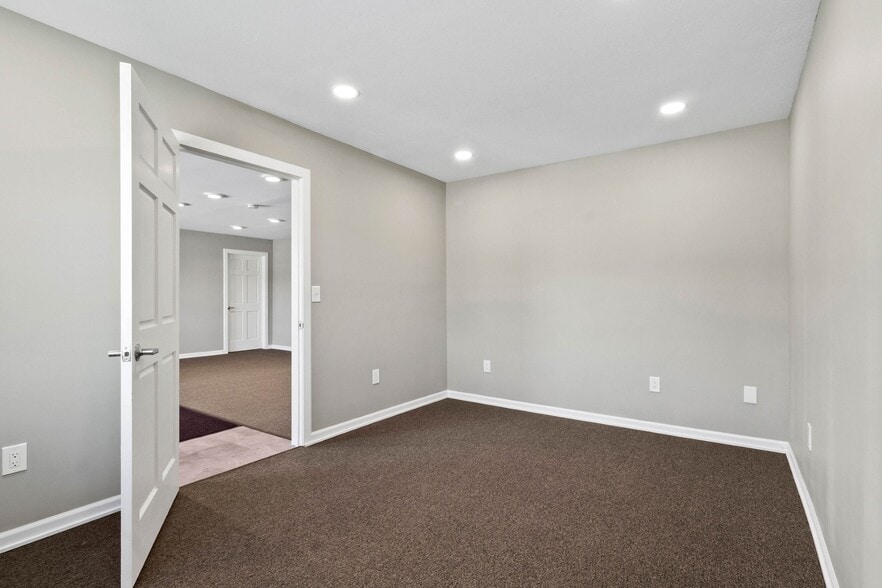 More Photos Of 1712-1714 Findlay Rd, Lima Office For Lease