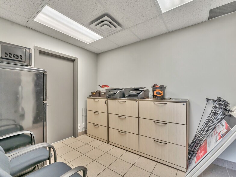 More Photos Of 1276 Trans Canada Way SE, Medicine Hat Showroom For Sale