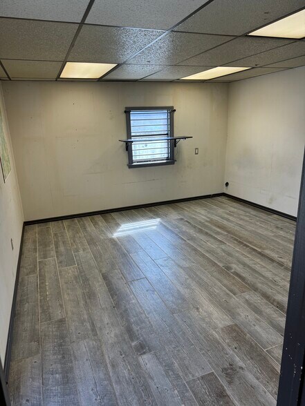 More Photos Of 100 E 1st St, Grove Self Storage For Sale