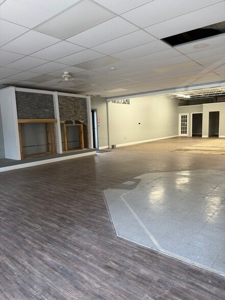 More Photos Of 571 Broad St, New London Freestanding For Lease