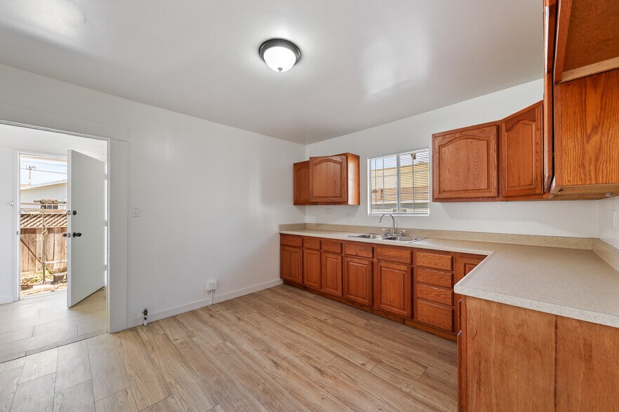 More Photos Of 15323 Paramount Blvd, Paramount General Retail For Sale