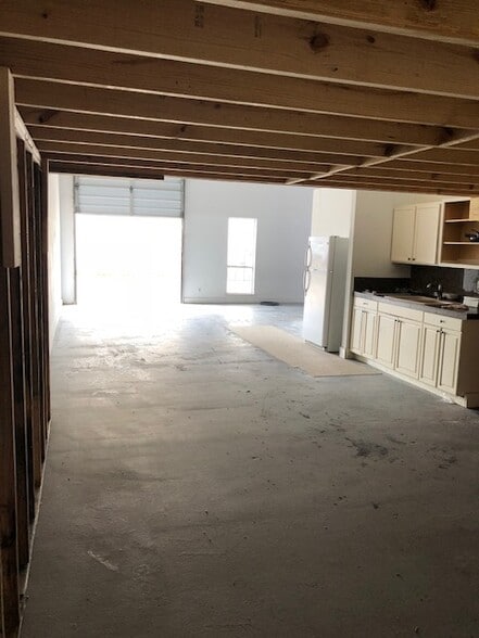 More Photos Of 11166 Ables Ln, Dallas Warehouse For Lease