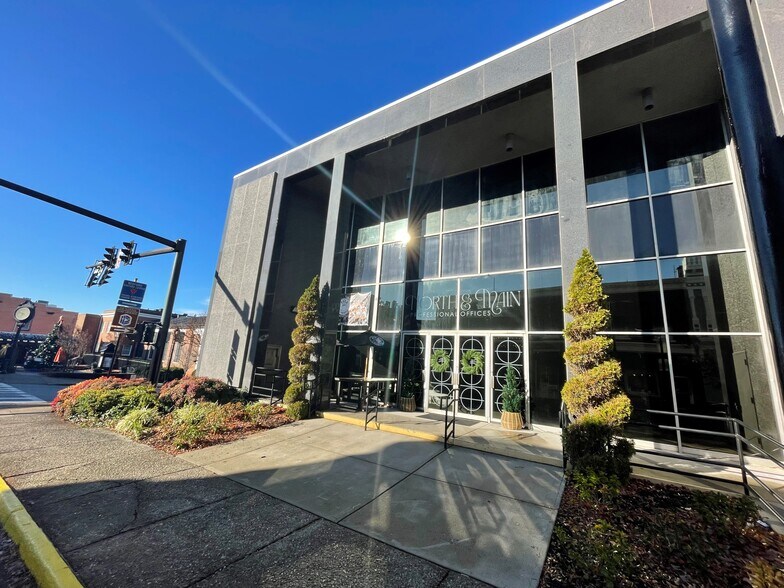 More Photos Of 101 N Bridge St, Bedford Bank For Lease