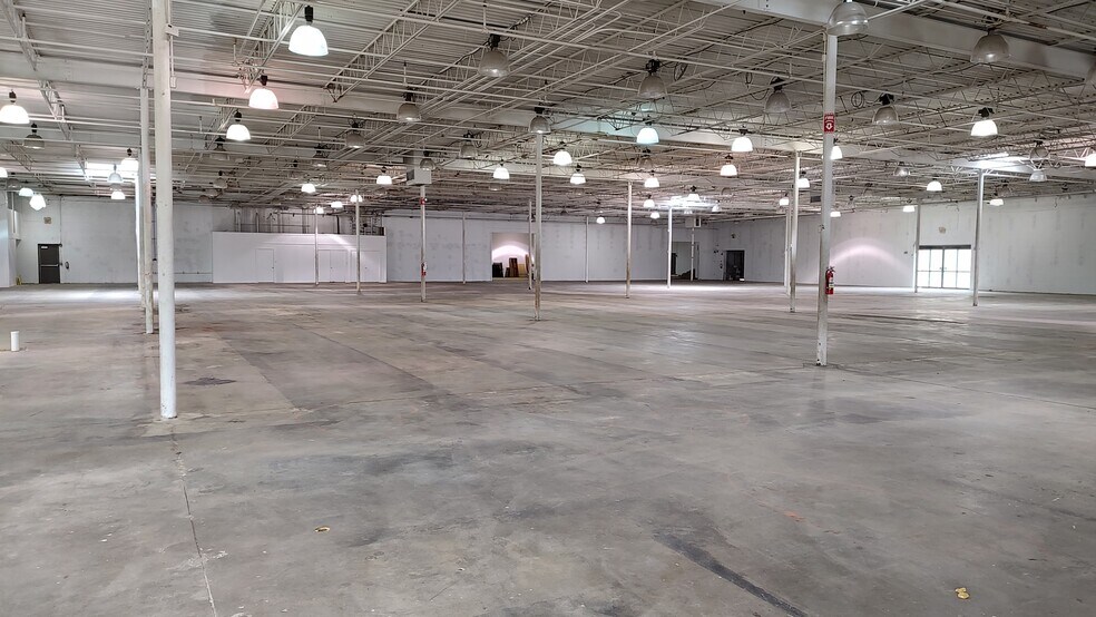 More Photos Of 2202 S Market St, Brenham Department Store For Sale