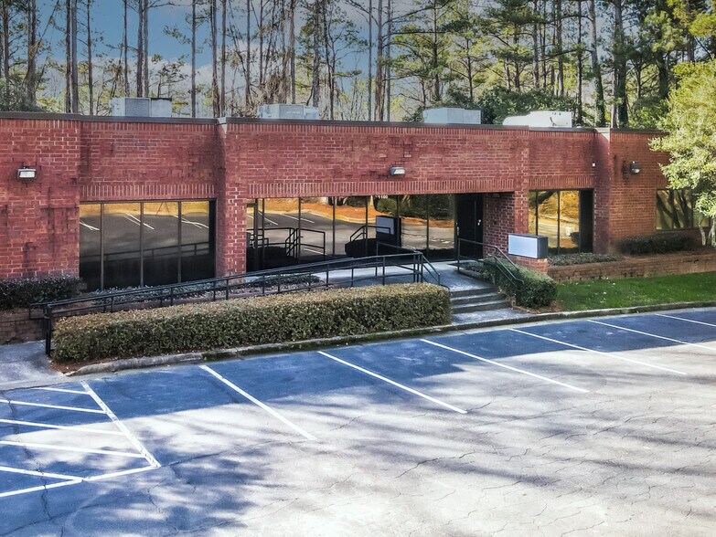 More Photos Of 8215 Roswell Rd, Atlanta Office For Sale