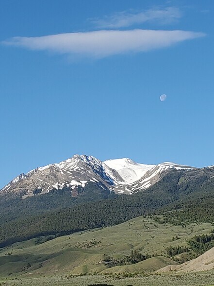 More Photos Of 4 Maiden Basin Dr, Gardiner Hospitality For Sale