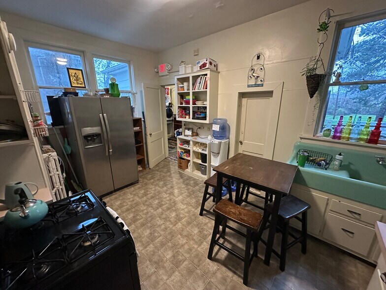 More Photos Of 800 E Walnut St, Springfield Office Residential For Sale