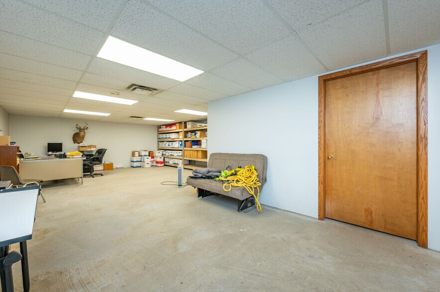 More Photos Of 2660 100th St, Urbandale Service For Sale