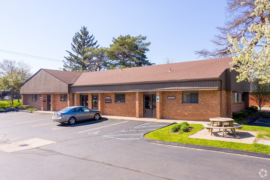 More Photos Of 20244 Farmington Rd, Livonia Medical For Lease
