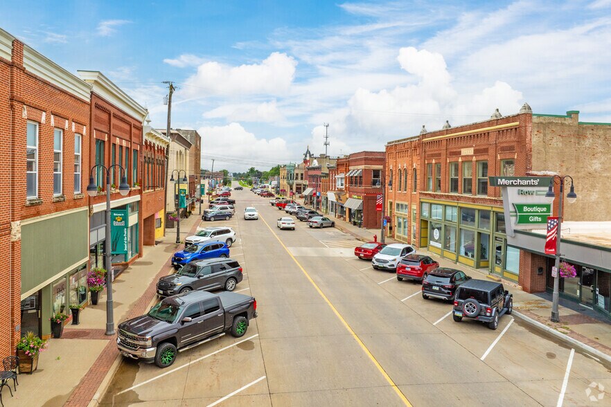 More Photos Of 817 4th Ave, Grinnell Office For Lease