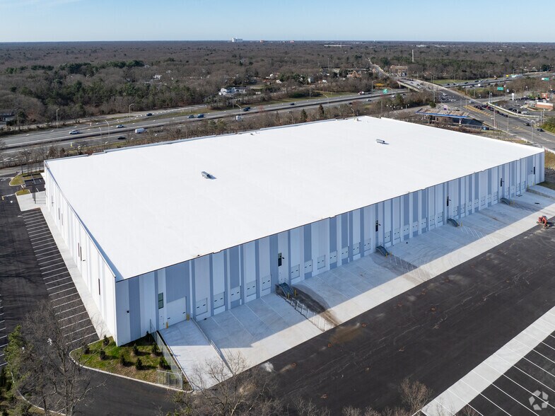 More Photos Of Old Nichols Commerce Ctr, Islandia Distribution For Lease