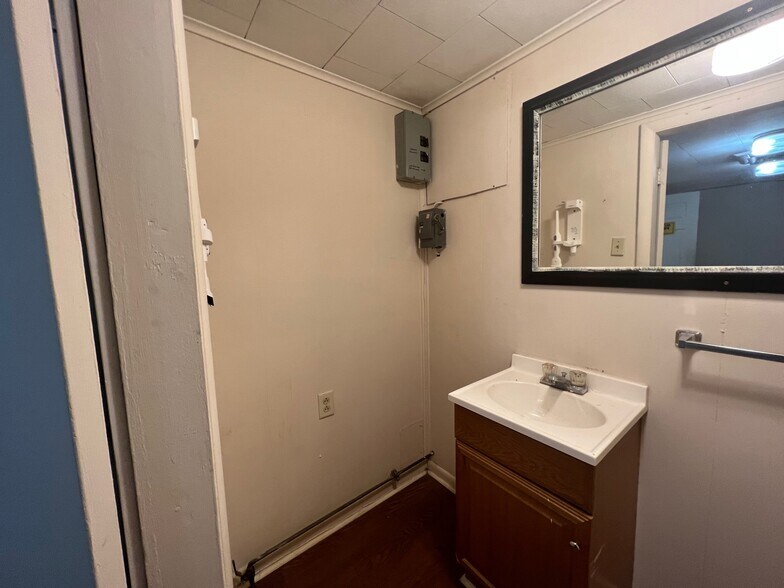 More Photos Of 108 S 4th St, Martins Ferry Storefront Retail Office For Lease