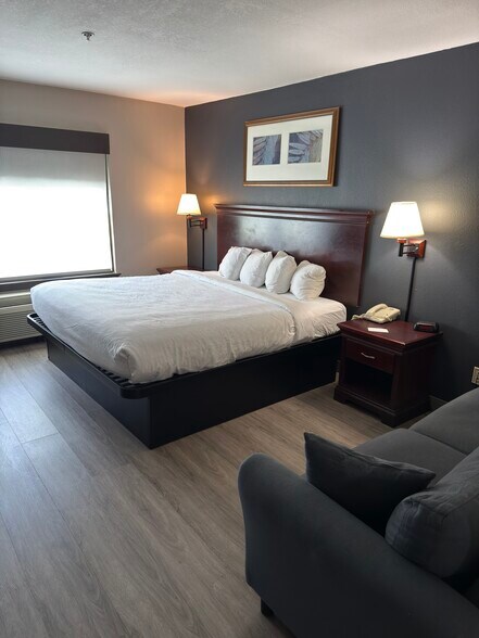 More Photos Of 135 The Lakes Blvd, Kingsland Hotel For Sale