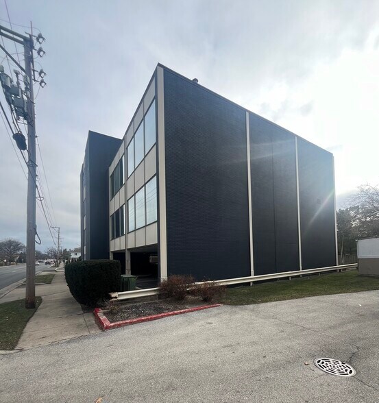 More Photos Of 5135 Golf Rd, Skokie Medical For Sale