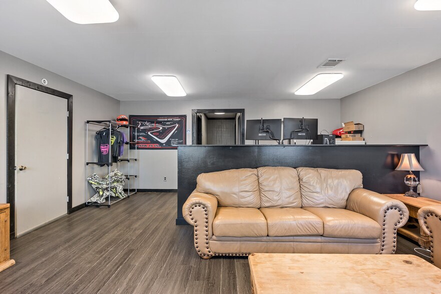 More Photos Of 9259 Hwy 290 E Hwy, Chappell Hill Auto Repair For Sale