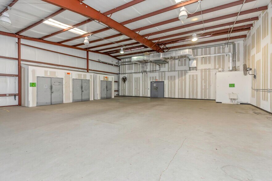 More Photos Of 16547 US Highway 19, Hudson Showroom For Lease