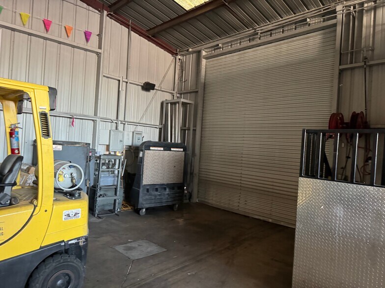 More Photos Of 15038 Valley Blvd, Fontana Service For Lease