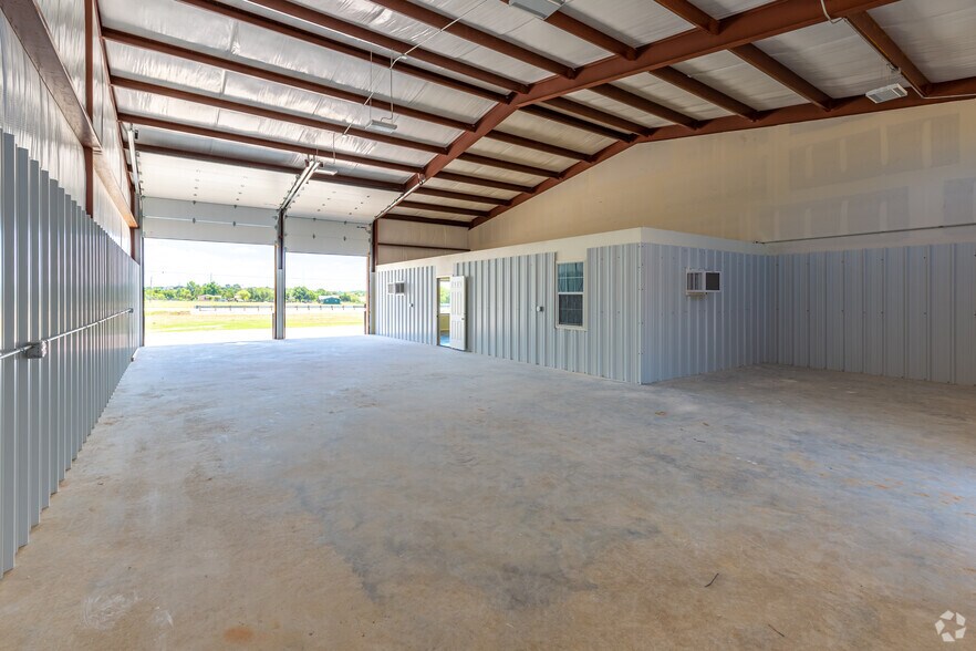 More Photos Of 3912 Williamson Rd, Crowley Unknown For Lease