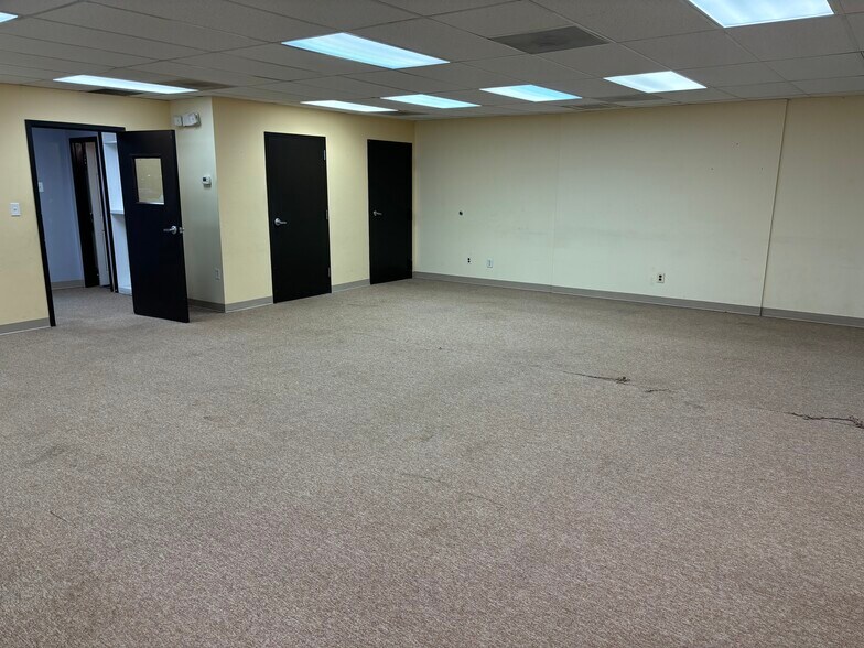 More Photos Of 9912-9920 Main St, Fairfax Office For Lease