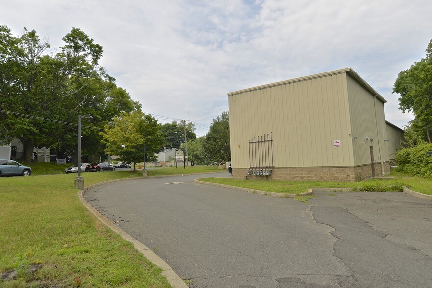 More Photos Of 35 Starr Rd, Danbury Warehouse For Lease