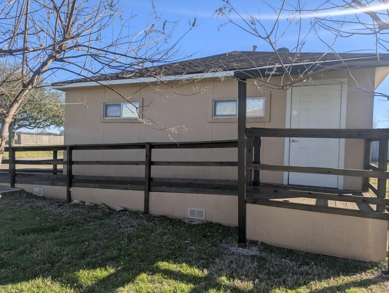 More Photos Of 429 N State Highway 342, Red Oak Office For Sale