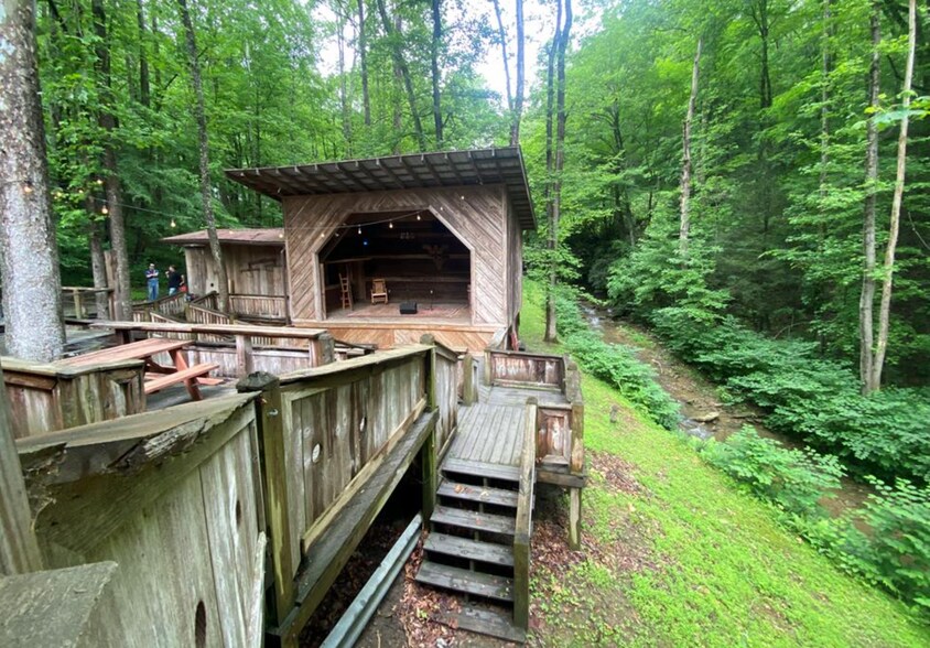 More Photos Of 15303 Midland Trl, Ansted Freestanding For Sale