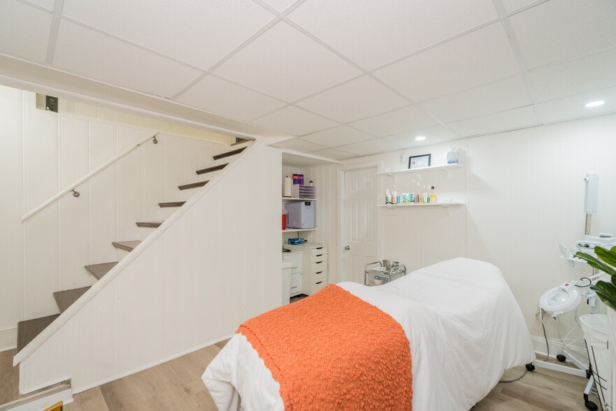 More Photos Of 1830 Western Ave, Albany Freestanding For Sale