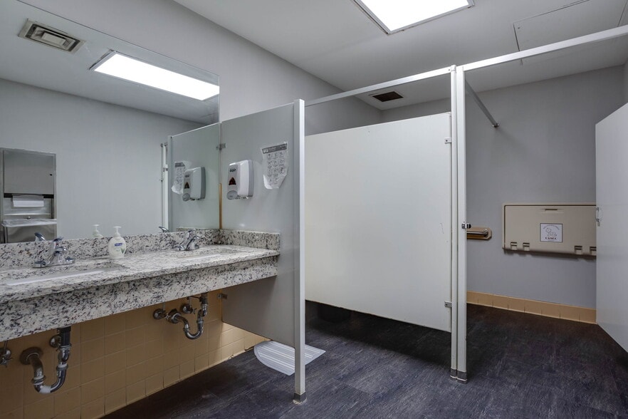 More Photos Of 3610 Bush St, Raleigh Medical For Lease