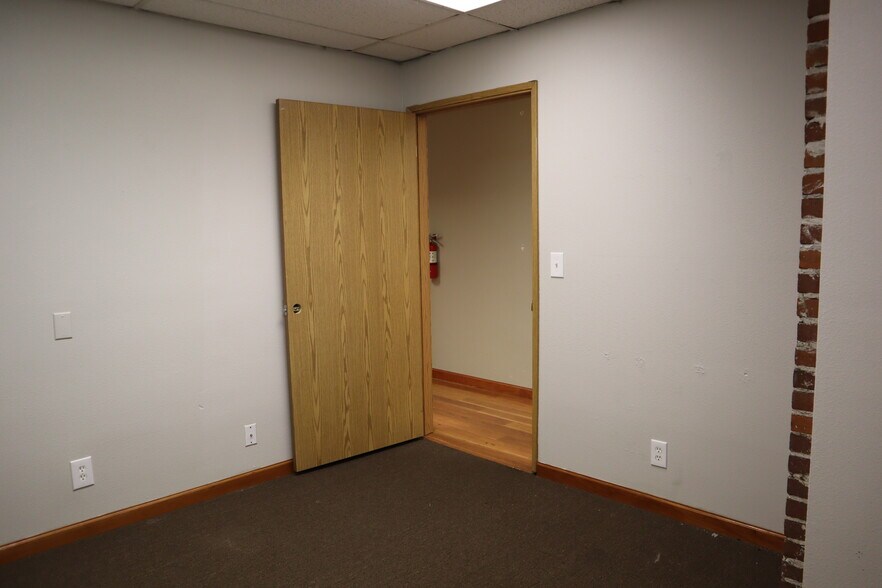 More Photos Of 100 E 19th St, Vancouver General Retail For Lease