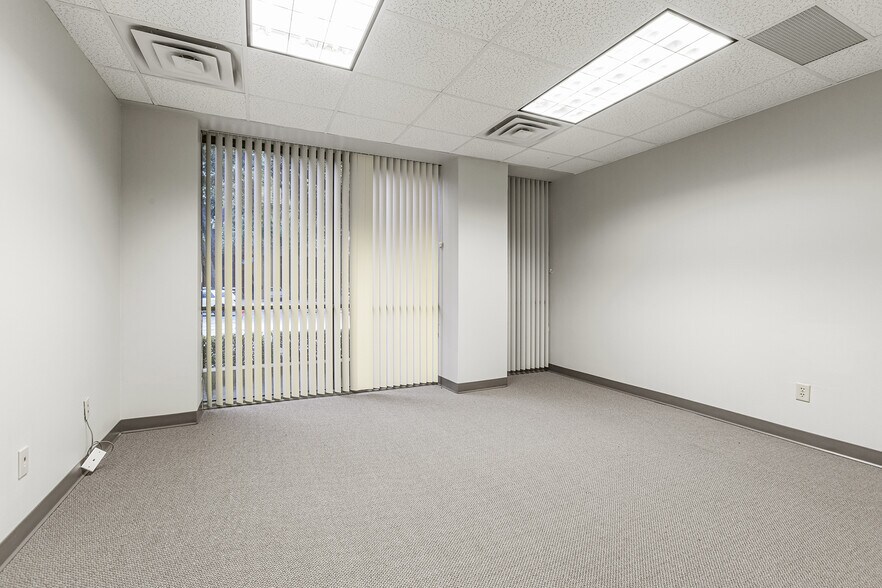 More Photos Of 8330-8350 Meadow Rd, Dallas Office For Sale