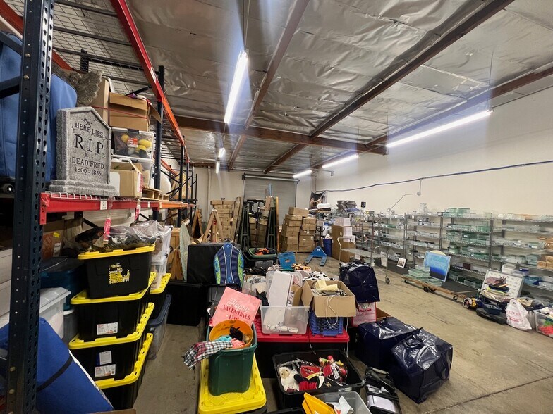 More Photos Of 23501 Ridge Route Dr, Laguna Hills Showroom For Lease