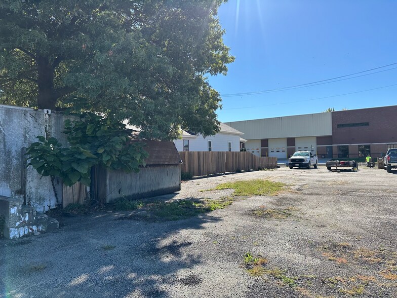 More Photos Of 102 E Park St, Taylorville Freestanding For Sale