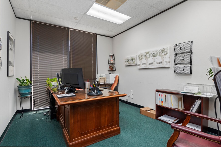 More Photos Of 1214 Stonehollow Dr, Kingwood Office For Sale