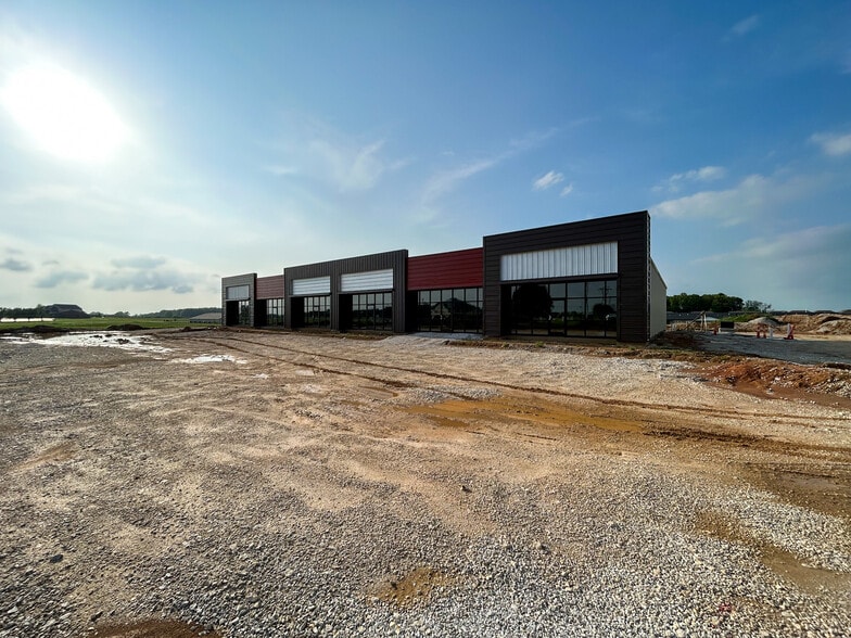 More Photos Of 911 Center St, Rogersville General Retail For Lease