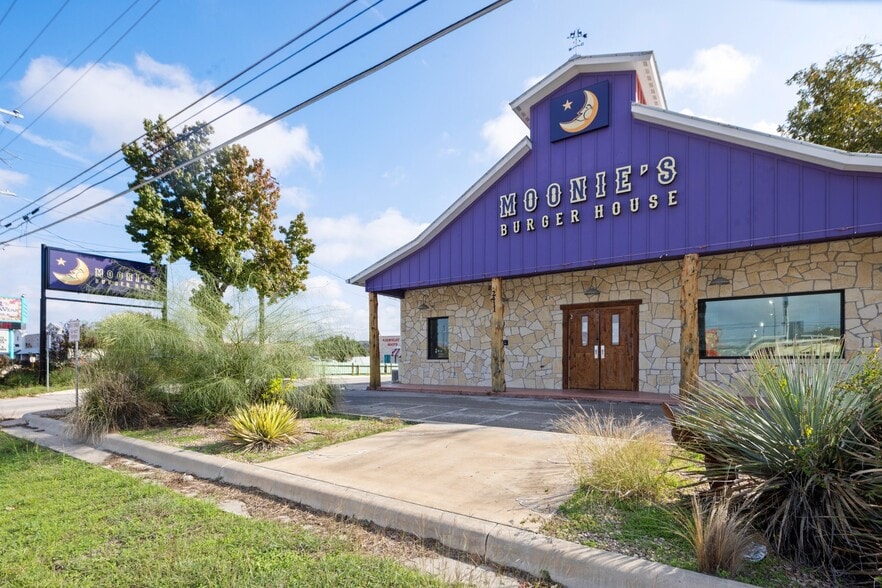 More Photos Of 2411 N US Highway 281, Marble Falls Restaurant For Sale