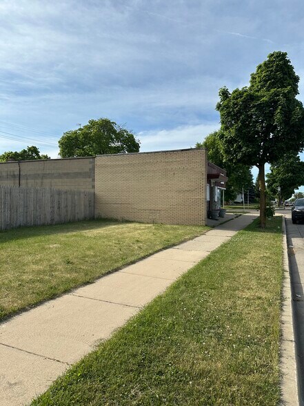 More Photos Of 3489 N 76th St, Milwaukee Office For Sale