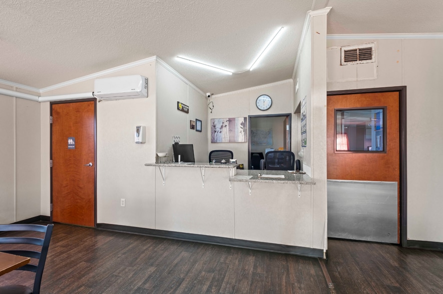 More Photos Of 100 W Taos St, Hobbs Hotel For Sale