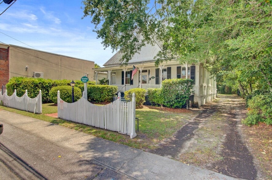 More Photos Of 117 S Cedar St, Summerville Office For Lease