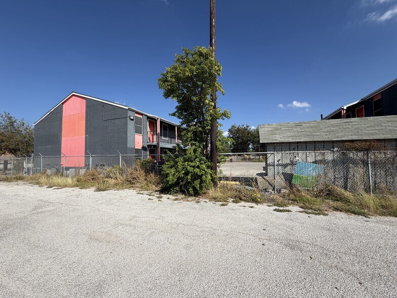 More Photos Of 2026 W Malone Ave, San Antonio Warehouse For Lease